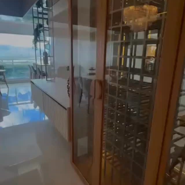 Design que valoriza a essência do material ✨Neste projeto, o puxador foi esculpido na própria lâmina de madeira natural — um detalhe que traduz sofisticação, funcionalidade e autenticidade.Adega com design exclusivo, executada pela Evviq, unindo arquitetura, precisão e acabamento artesanal.Cada detalhe importa!#arquiteturadeinteriores #madeiranatural #adega #designcontemporâneo #planejadosdealtopadrao #rivieradesaolourenço