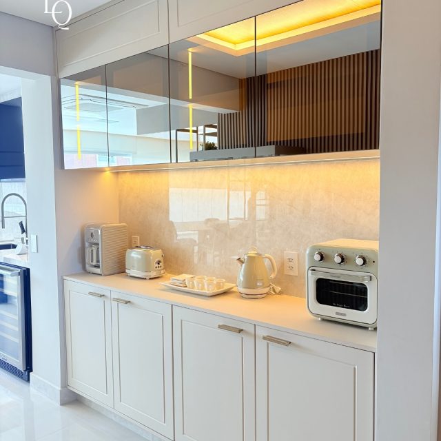 Cozinha moderna, mas com detalhes que nunca saem de moda.As portas estilo Shaker trazem um toque de atemporalidade e leveza ao ambiente, equilibrando o contemporâneo e o clássico com perfeição.Conhecidas por suas linhas retas, rebaixo simples e acabamento delicado, as portas Shaker valorizam o essencial: funcionalidade, proporção e beleza.Um design que atravessa décadas sem perder sua relevância, sofisticado na medida certa.Um espaço leve, agradável e feito para durar.Execução: Evviq Design#designdeinteriores #cozinhaplanejada #altopadrão #estiloshaker #designatemporal  #mobiliáriosobmedida #rivieradesaolourenço