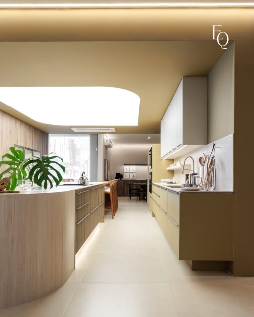 Nesta cozinha, a arquitetura transcende a funcionalidade.Apresentamos um projeto que eleva o conceito de alto padrão, onde o design de interiores e a escolha de materiais criam uma atmosfera de sofisticação e bem-estar.A excelência está na harmonia das formas orgânicas, na integração de espaços e, principalmente, na seleção meticulosa dos acabamentos.✨ Destaque de Materiais:Padrões: Hybrid e Nussbaum.Linha: LackLaminat da Finger.O resultado é uma cozinha que não apenas serve, mas que inspira e celebra o melhor da arquitetura contemporânea.Deslize e inspire-se.Execução: Finger Maceió Fotografia: Rogério Maranhão#arquiteturadeinteriores #altopadrao #rivieradesaolourenço #moveisplanejados #cozinhaplanejada #finger #acabamentosfinos