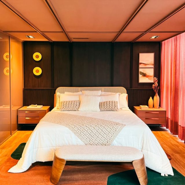 Cada detalhe pensado para transformar espaço em experiência.Este quarto planejado une estética, funcionalidade e personalidade em um só ambiente, tudo no lugar certo, com conforto e sofisticação na medida exata.Evviq. Projetado para o seu estilo de viver.