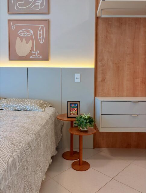 ✨A verdadeira sofisticação está no equilíbrio entre design e funcionalidade.Cada detalhe deste projeto foi cuidadosamente planejado para criar um quarto elegante, acolhedor e atemporal, onde a marcenaria valoriza o espaço e transforma a rotina.Porque ambientes bem planejados fazem toda a diferença.