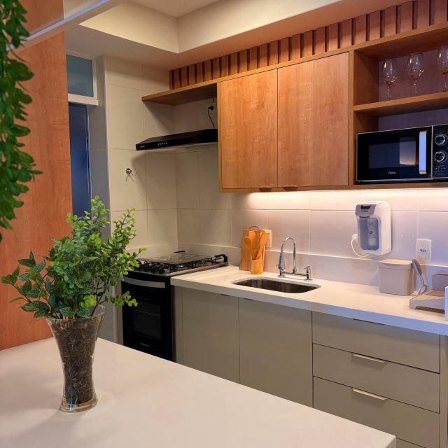 ✨Sofisticação é quando cada elemento encontra o seu lugar. A leveza dos tons claros, o aconchego da madeira e a delicadeza das texturas transformam esta cozinha em um espaço onde design e funcionalidade convivem em perfeita harmonia.